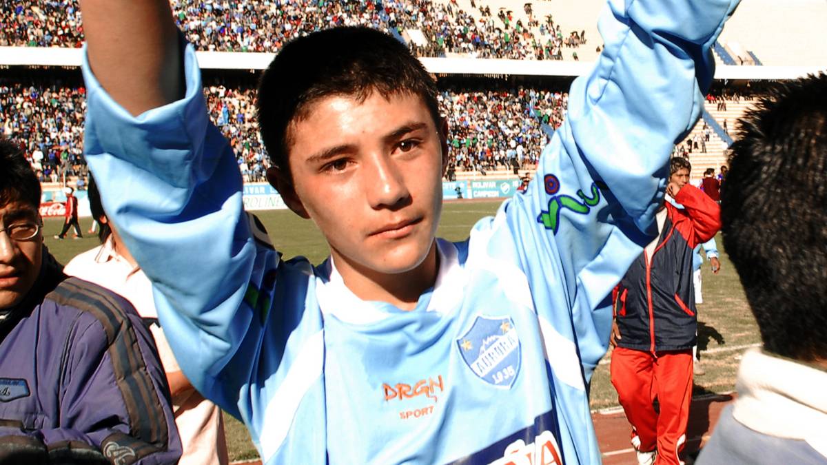 Im Internet kursieren Videos, wie der Junge nach einem Tritt in Tränen ausbricht und sich anschließend mit seinem Gegenspieler eine harte Auseinandersetzung liefert