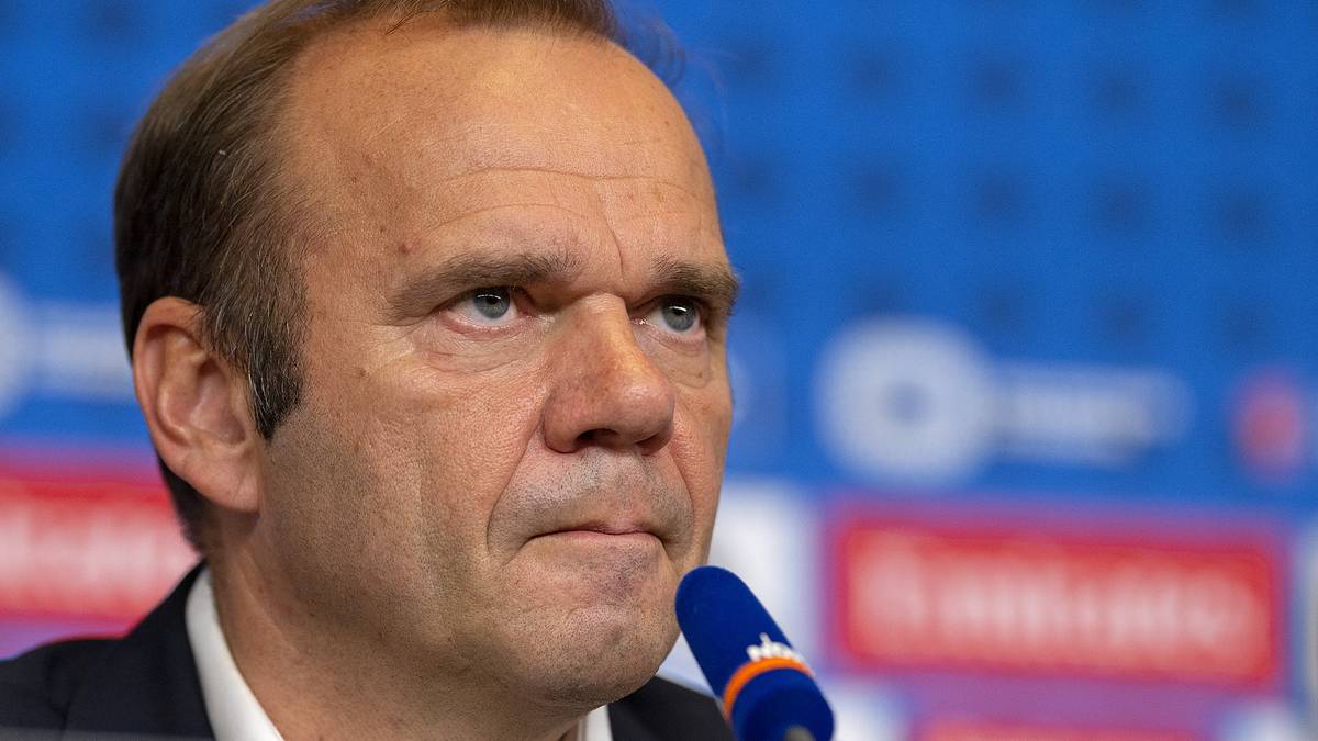 Nach sieben Monaten als Präsident legt Bernd Hoffmann sein Amt nieder und wird vom Aufsichtsrat bis 2021 zum Vorstandsvorsitzenden der HSV Fußball AG bestellt. Die Suche nach einem neuen Präsidenten wird sich in die Länge ziehen