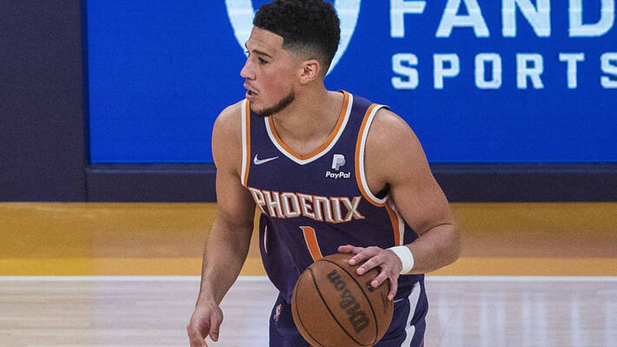 Nba Devin Booker Von Phoenix Suns Lasst Sich Von Raptors Maskottchen Argern