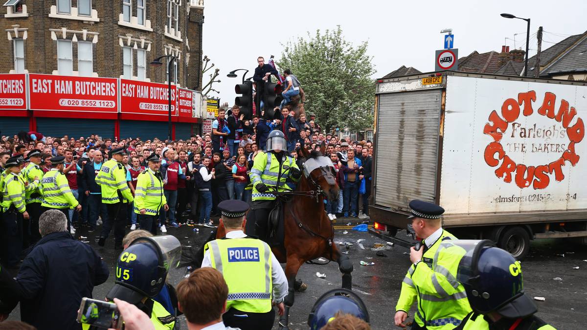 Die Stimmung ist aufgeheizt, die Polizei ist in Alarmbereitschaft. Schlimmere Ausschreitungen können vermieden werden