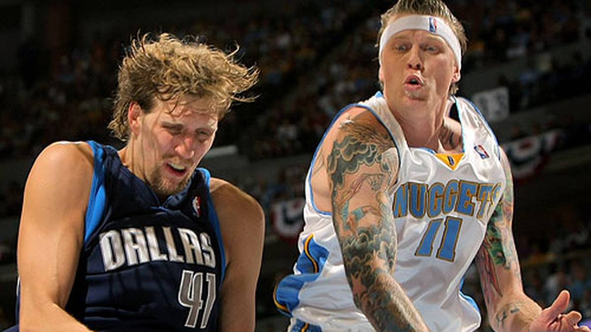 2009 scheitert Dirkules in der zweiten Playoff-Runde an den Denver Nuggets und Paradiesvogel Chris "Birdman" Anderson. Allmählich entwickeln sich die Playoffs zum Trauma der Mavs