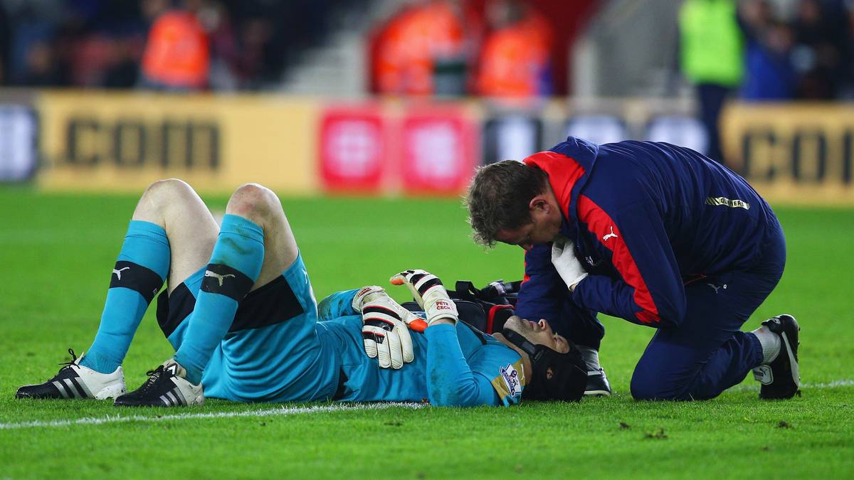 Petr Cech, Keeper der Londoner, erwischt es bei einem Zusammenprall, er kann jedoch weiterspielen