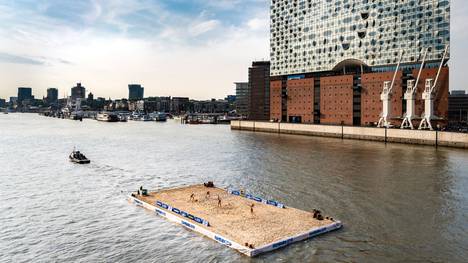 Das wohl verrückteste Beachvolleyballfeld der Welt schwimmt auf der Elbe