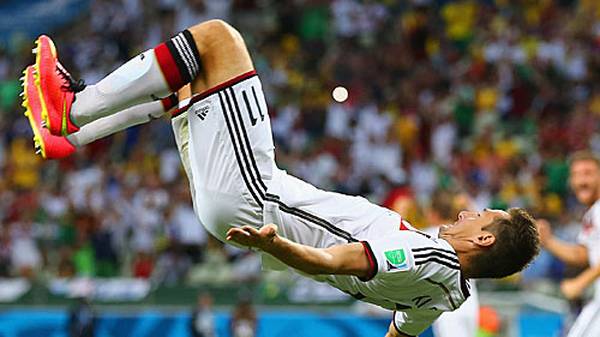 Im Gruppenspiel gegen Salto trifft Klose zum 2:2-Ausgleich und zieht mit seinem 15-WM-Tor mit Rekordschütze Ronaldo gleich. Anschließend zeigt er den letzten Salto seiner Nationalmannschaftskarriere
