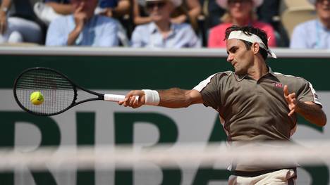 TENNIS-FRA-OPEN-MEN Nach hartem Kampf gegen Stan Wawrinka setzt sich Roger Federer im Schweizer Duell durch und zieht ins Halbfinale ein
