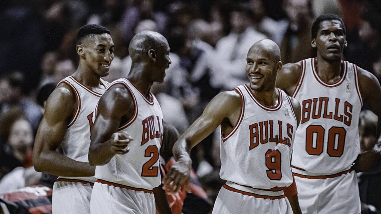 Robert Parish (r.) spielte im letzten Jahr seiner Karriere bei den Chicago Bulls zusammen mit Michael Jordan (2.v.l.) 