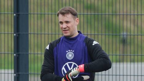 Nationaltorhüter Manuel Neuer hat sich im Training verletzt. SPORT1-Reporter Manfred Sedlbauer berichtet live aus Frankfurt, wie das Team den Schock wahrgenommen hat und was das für den eigentlichen Backup Mark André ter Stegen bedeutet.