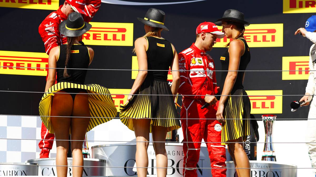 Auf dem Podium entpuppen sich die Damen unten rum deutlich zu leicht bekleidet - selbst für hochsommerliche Verhältnisse