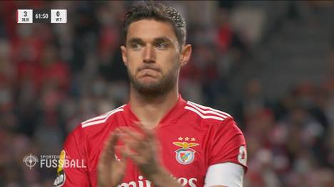 Bei der Einwechslung von Ukrainer Roman Yaremchuk im Ligaspiel Benfica Lissabon gegen Vitoria Guimaraes bekunden die 40.000 Zuschauer im Stadion Solidarität mit dem Stürmer und seiner Heimat. 