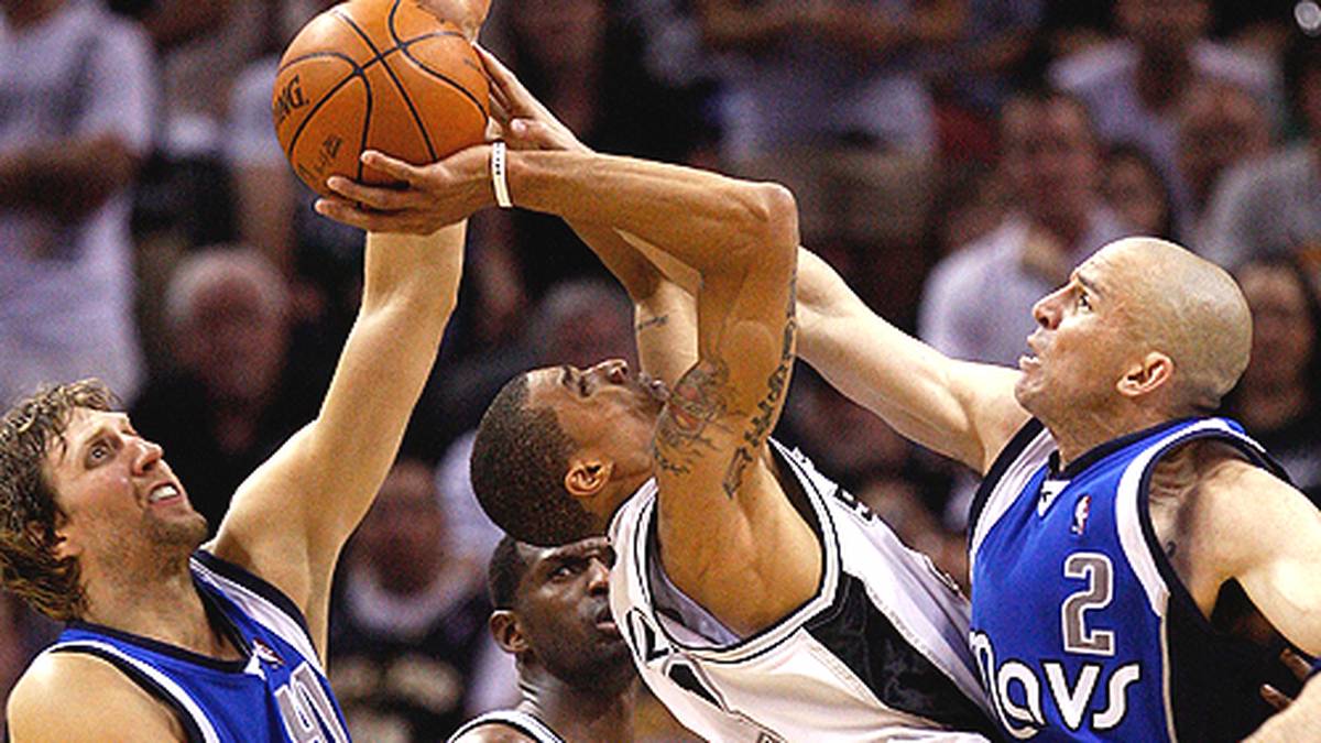 Das setzt sich auch im Jahr darauf fort: 2010 sind die San Antonio Spurs bereits in der ersten Runde eine Nummer zu groß für Nowitzki, Jason Kidd (r.) und Co.