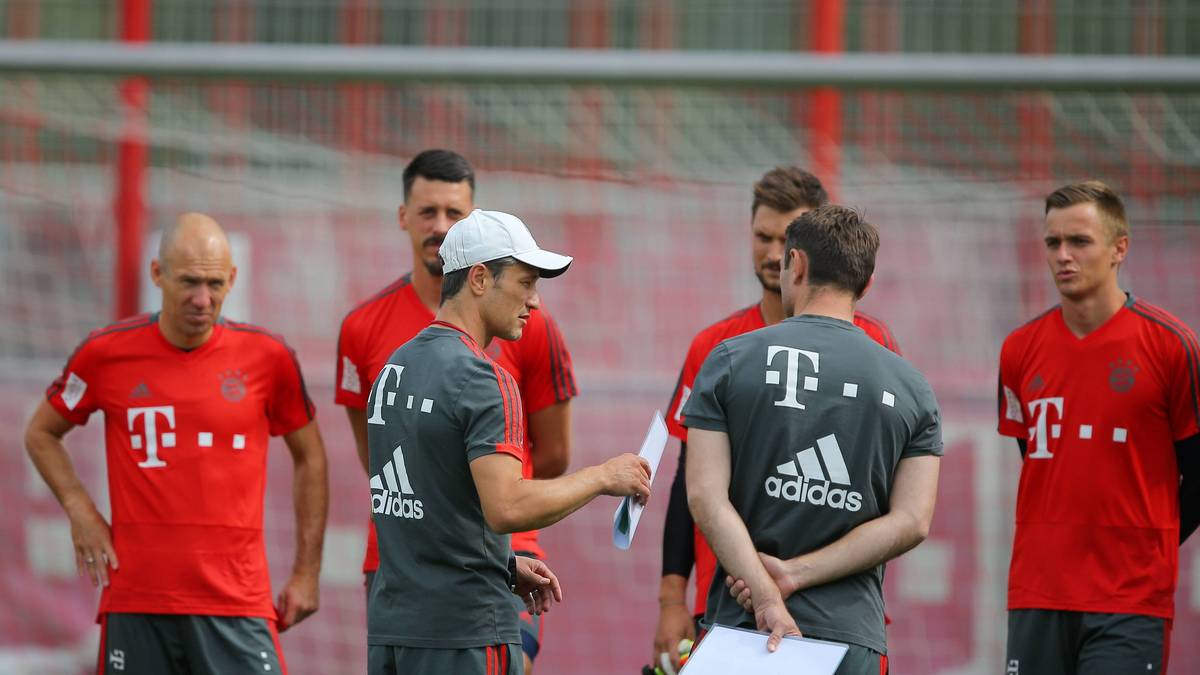 Zunächst versammelt Kovac die Spieler um sich und richtet ein paar Worte an sie. Er hatte ja schon bei seiner Vorstellung am Montag angedeutet, dass er ein paar Systeme bei den Bayern ausprobieren möchte