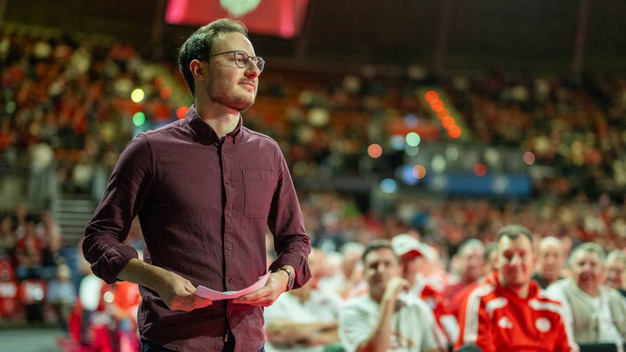 Michael Ott bei seiner Rede vor den versammelten Bayern-Mitgliedern