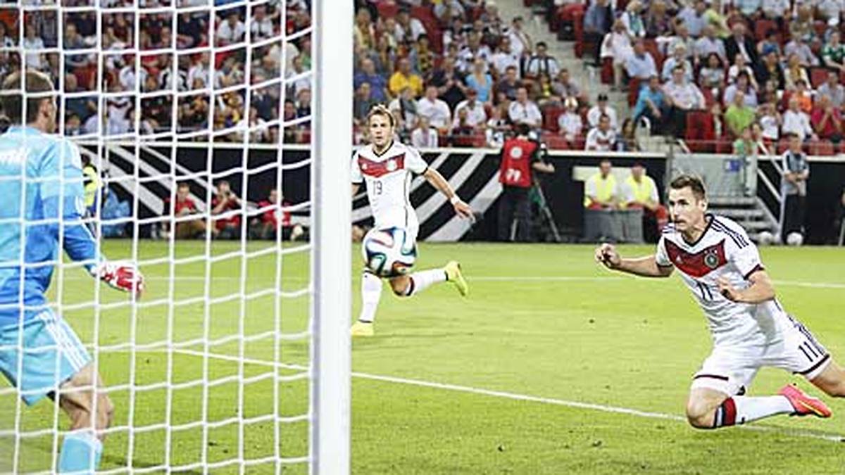 Am 6. Juni 2014 macht sich Klose auch zum Rekordtorschützen des DFB. Beim 4:1 im Testspiel gegen Armenien gelingt ihm sein 69. Länderspieltor. Mit 71 Treffern in 137 Länderspielen ist er vor Gerd Müller (68 in 62 Spielen) alleiniger DFB-Rekordtorjäger