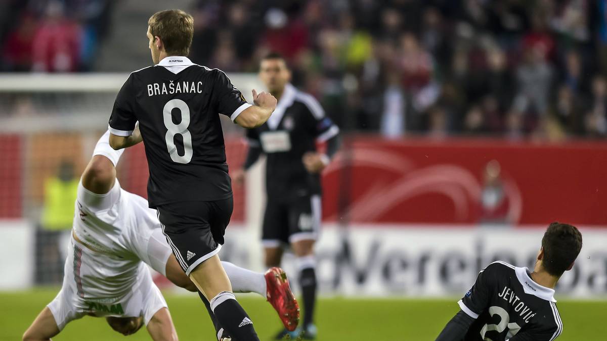 Von Beginn an entwickelt sich eine umkämpfte Partie. Dies bekommt als Erster FCA-Stürmer Raul Bobadilla zu spüren