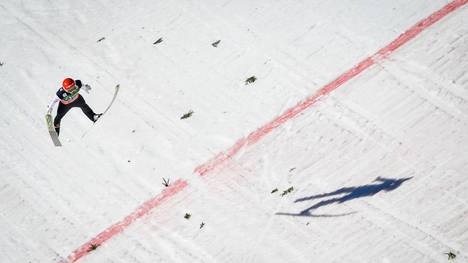 Markus Eisenbichler stürzt beim Quali-Springen in Kuusamo