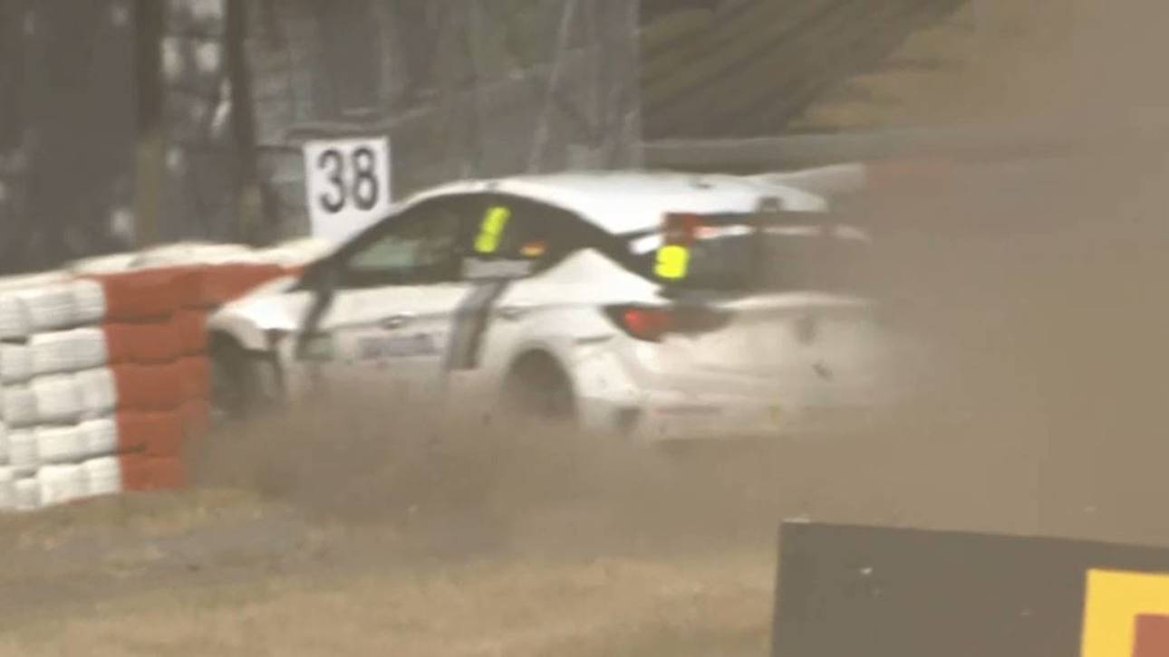 Heftiger Crash sorgt für Rennabbruch