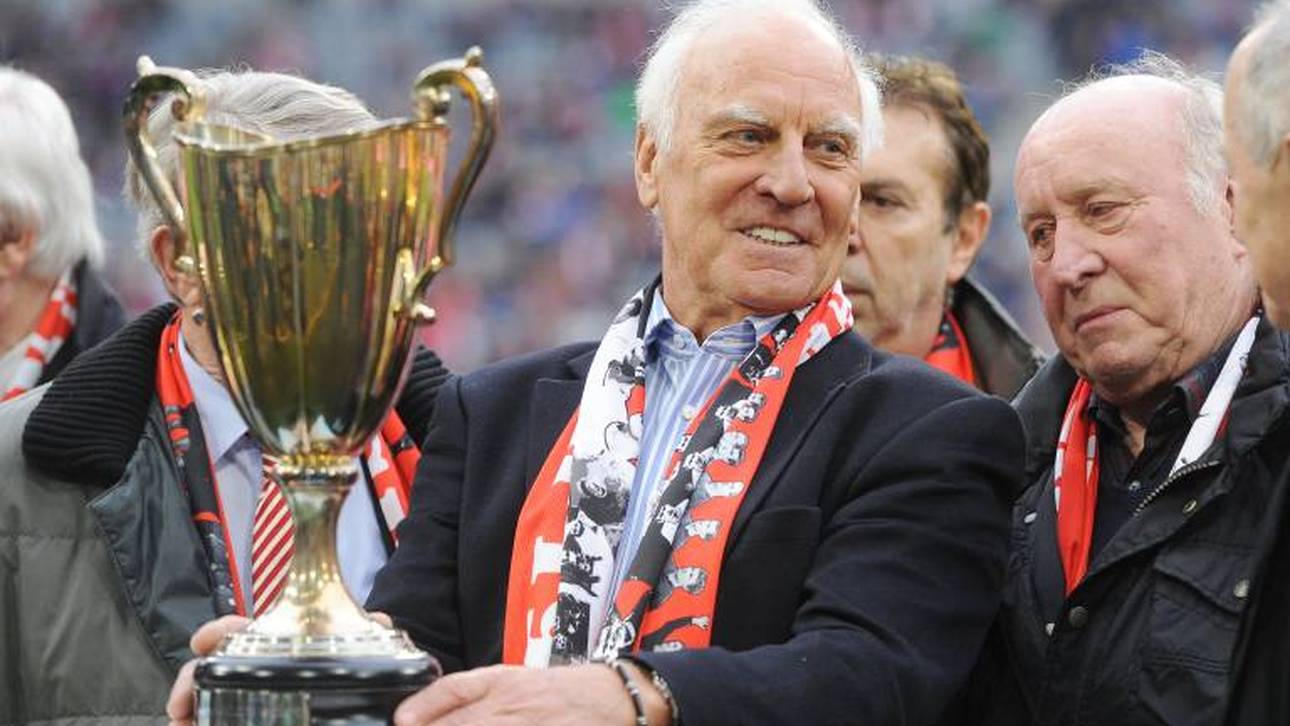 Franz "Bulle" Roth mit dem Europapokal der Pokalsieger, zu dem er dem FC Bayern 1967 verhalf