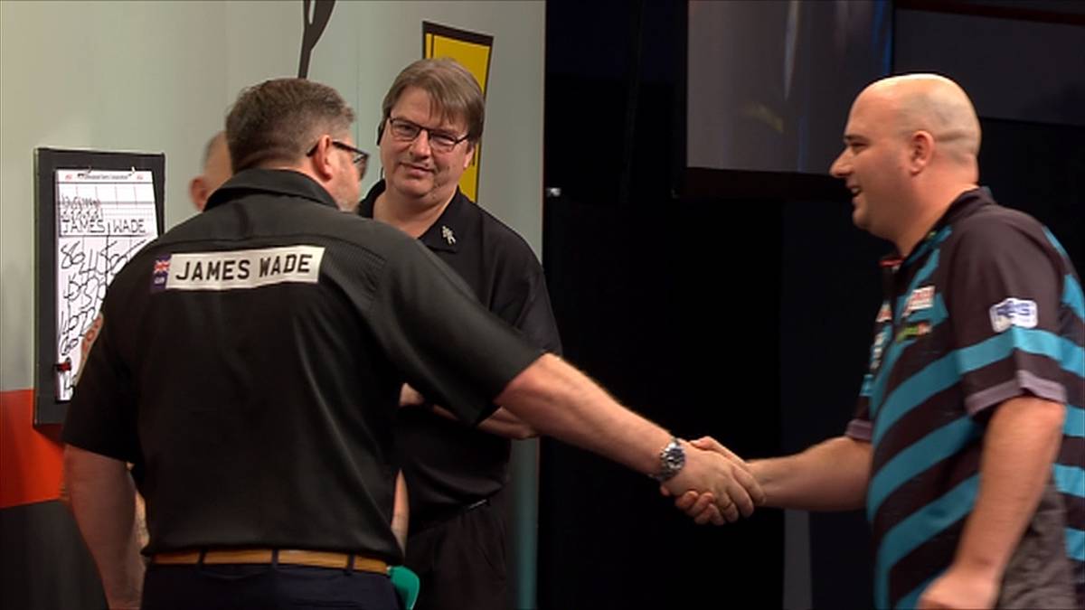 James Wade setzt sich in der 1. Runde der European Darts Championships in einem engen Duell gegen Vorjahressieger Rob Cross durch.