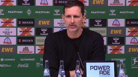 Dino Toppmöller scheint bei Eintracht Frankfurt angezählt. Auf der Pressekonferenz nach dem Freitagabendspiel gegen Bremen muss er nun zum vermeintlich mangelnden Vertrauen der Klub-Bosse Stellung beziehen.