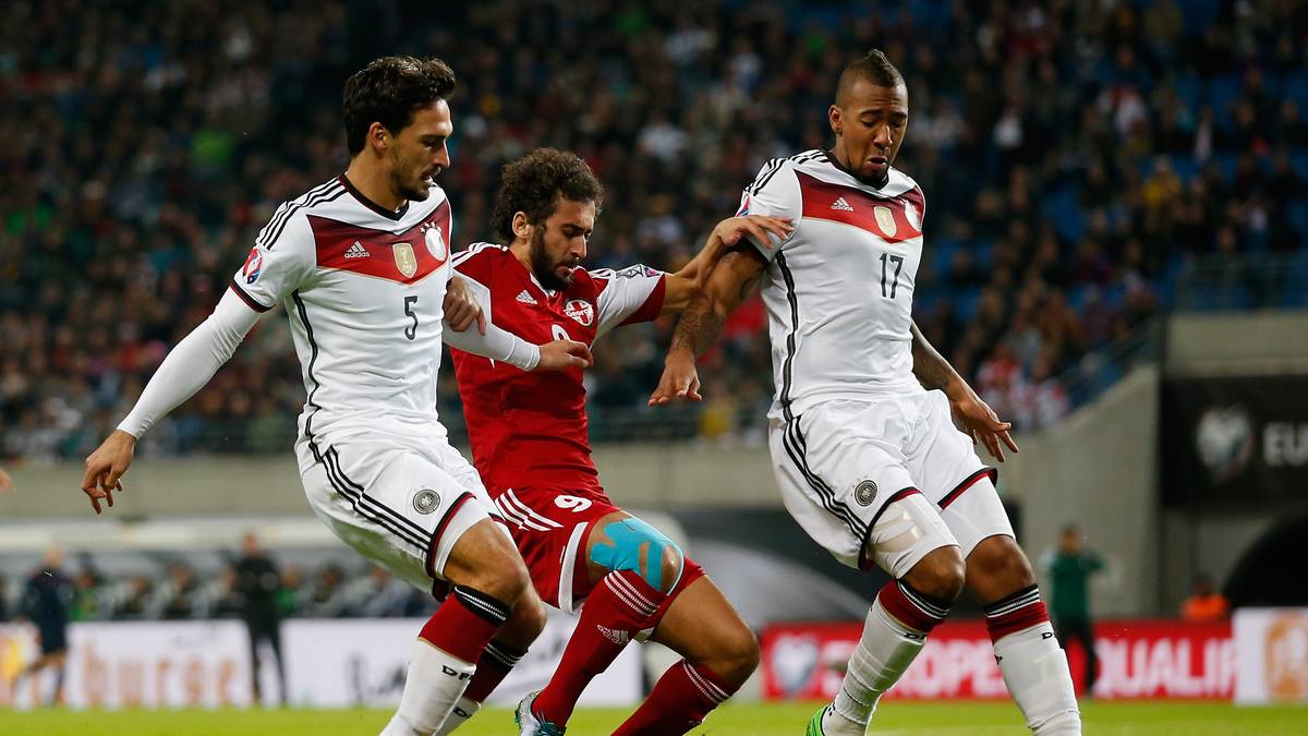 Und wenn sich die Georgier mal nach vorne trauen, dann müssen Mats Hummels und Jerome Boateng aufpassen. In der 28. Minute vereitelt Manuel Neuer sogar einen möglichen Rückstand