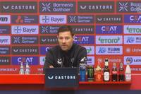 Im Internet kursiert ein Video, das Victor Boniface mit seinem Handy am Steuer seines Autos zeigt. Auf der Pressekonferenz vor dem Spiel gegen Union Berlin wird Xabi Alonso darauf angesprochen.