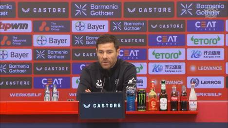 Im Internet kursiert ein Video, das Victor Boniface mit seinem Handy am Steuer seines Autos zeigt. Auf der Pressekonferenz vor dem Spiel gegen Union Berlin wird Xabi Alonso darauf angesprochen.