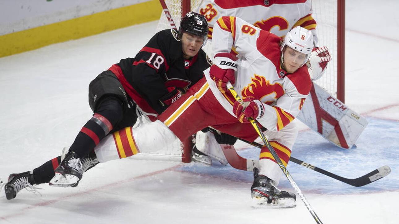 Tim Stützle (l.) haut sich für die Ottawa Senators voll rein