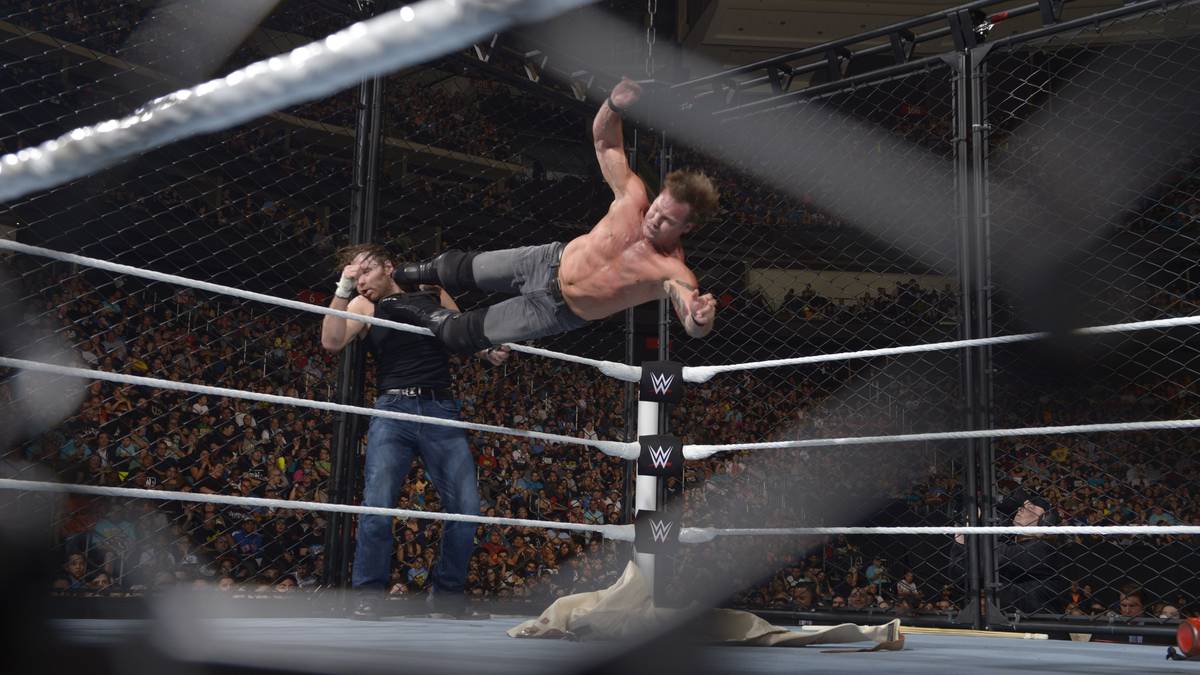 In besagtem Käfig trifft Dean Ambrose (l.) auf Chris Jericho