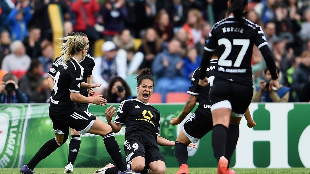 ... Celia Sasic nach einer Flanke von rechts am langen Pfosten zur verdienten Führung einnickt  