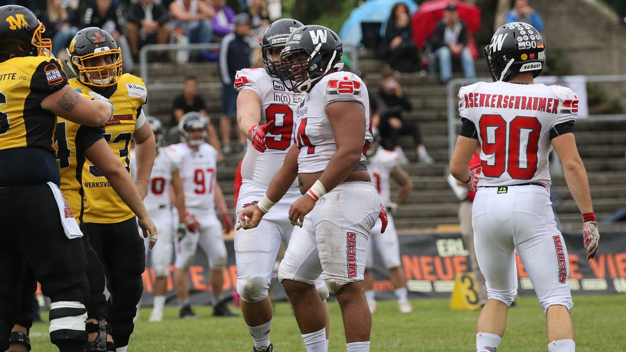 Shannon Smith (m.) und Christoph Asenkerschbaumer (r.) sorgen in der Defense für Sicherheit