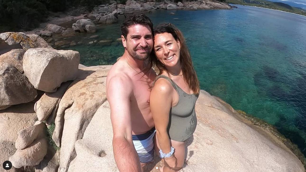 Ski-Paar im Babyglück