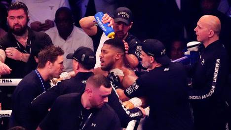 Anthony Joshua (M.) musste gegen Alexander Usyk mächtig leiden