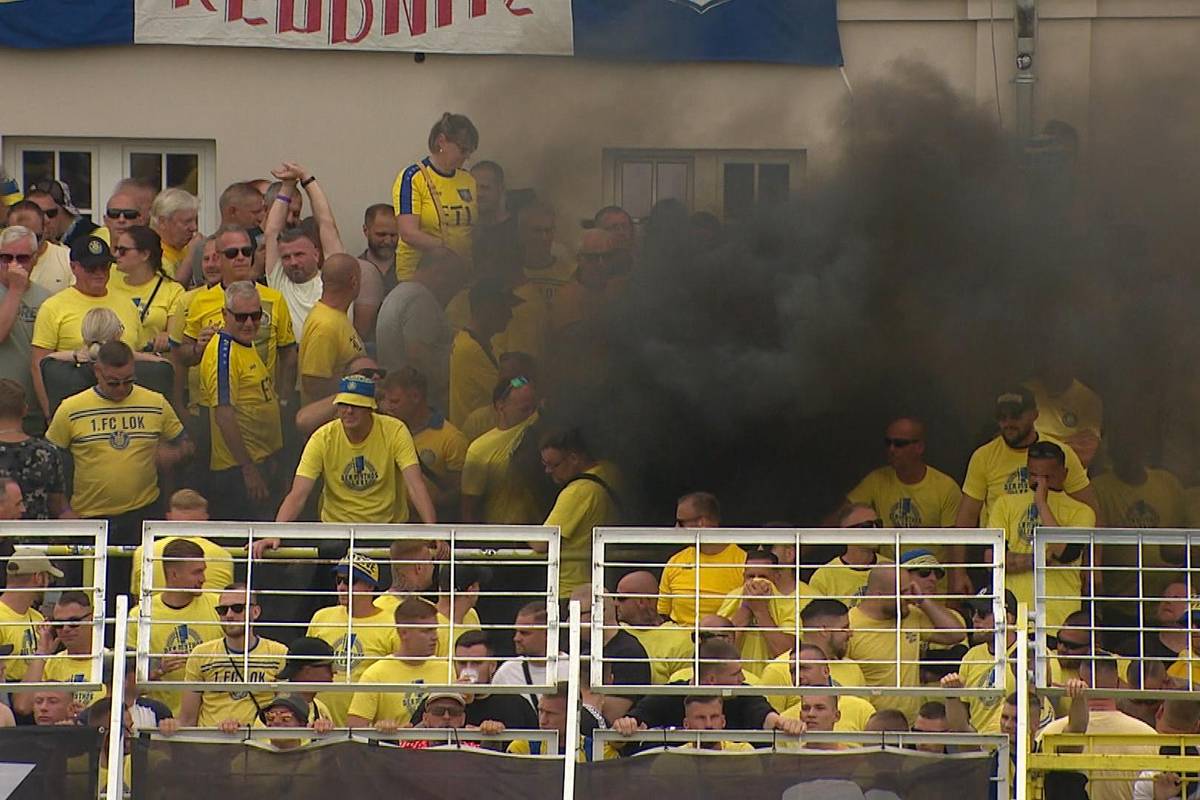 Hässliche Szenen beim Pokal-Duell zwischen Lokomotive Leipzig und Eintracht Frankfurt. Die Lok-Fans provozieren sogar eine Spielunterbrechung.