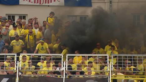 Hässliche Szenen beim Pokal-Duell zwischen Lokomotive Leipzig und Eintracht Frankfurt. Die Lok-Fans provozieren sogar eine Spielunterbrechung.