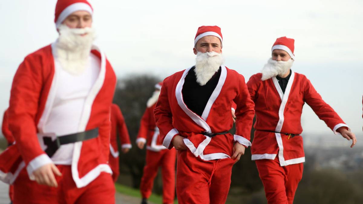 Diese Weihnachtsmänner scheinen es besonders eilig zu haben, in den Alexandra Palace zu kommen