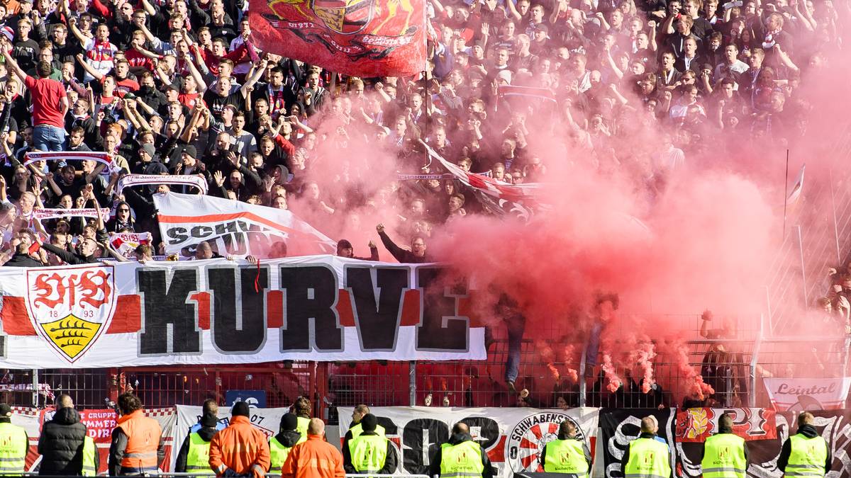 VFB STUTTGART GEGEN KARLSRUHER SC: Im Südwesten elektrisiert das Derby zwischen dem VfB Stuttgart und dem Karlsruher SC die Massen. Die Fangruppen beider Mannschaften sind sich spinnefeind und demonstrieren das bei jedem Duell, wenn es heißt Baden gegen Württemberg