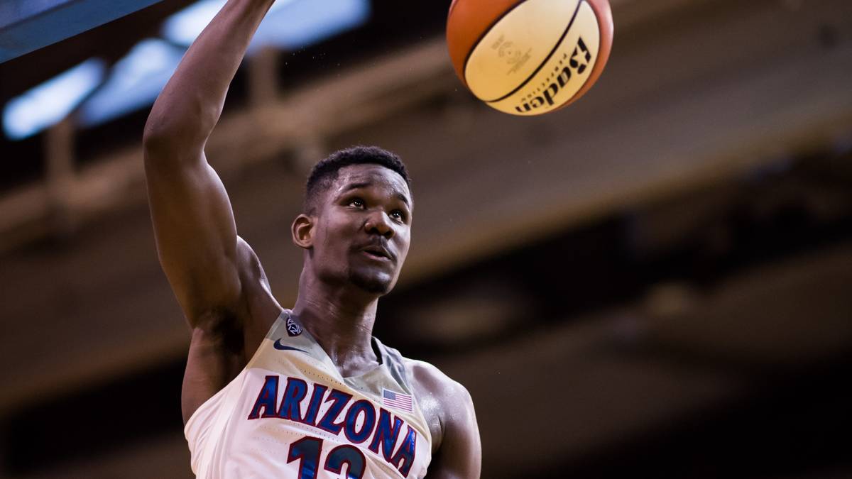 PLATZ 1: DEANDRE AYTON (Arizona): Trotz einer Größe von 2,16 Metern verfügt der Center über eine beachtliche Fußarbeit. Entwicklungsbedarf herrscht aber noch in der Offensive. Doch die physischen Vorraussetzungen stimmen. Er könnte auch in der NBA ein dominanter Center werden. Bei Arizona beeindruckt er als Freshman mit 20 Punkten, 11,5 Rebounds und knapp zwei Blocks pro Partie - und einer soliden Dreierquote (36,4 Prozent)