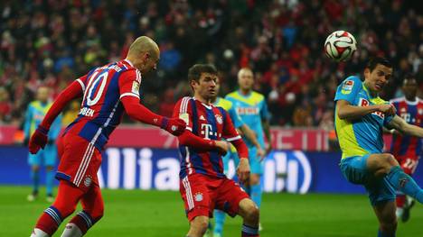 Arjen Robben vom FC Bayern beim Kopfball