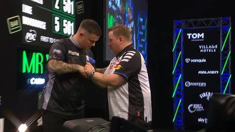 Martin Schindler verliert sein Auftaktmatch beim Grand Slam of Darts gegen Luke Woodhouse und steht direkt nach dem ersten Gruppenspiel mit dem Rücken zur Wand.