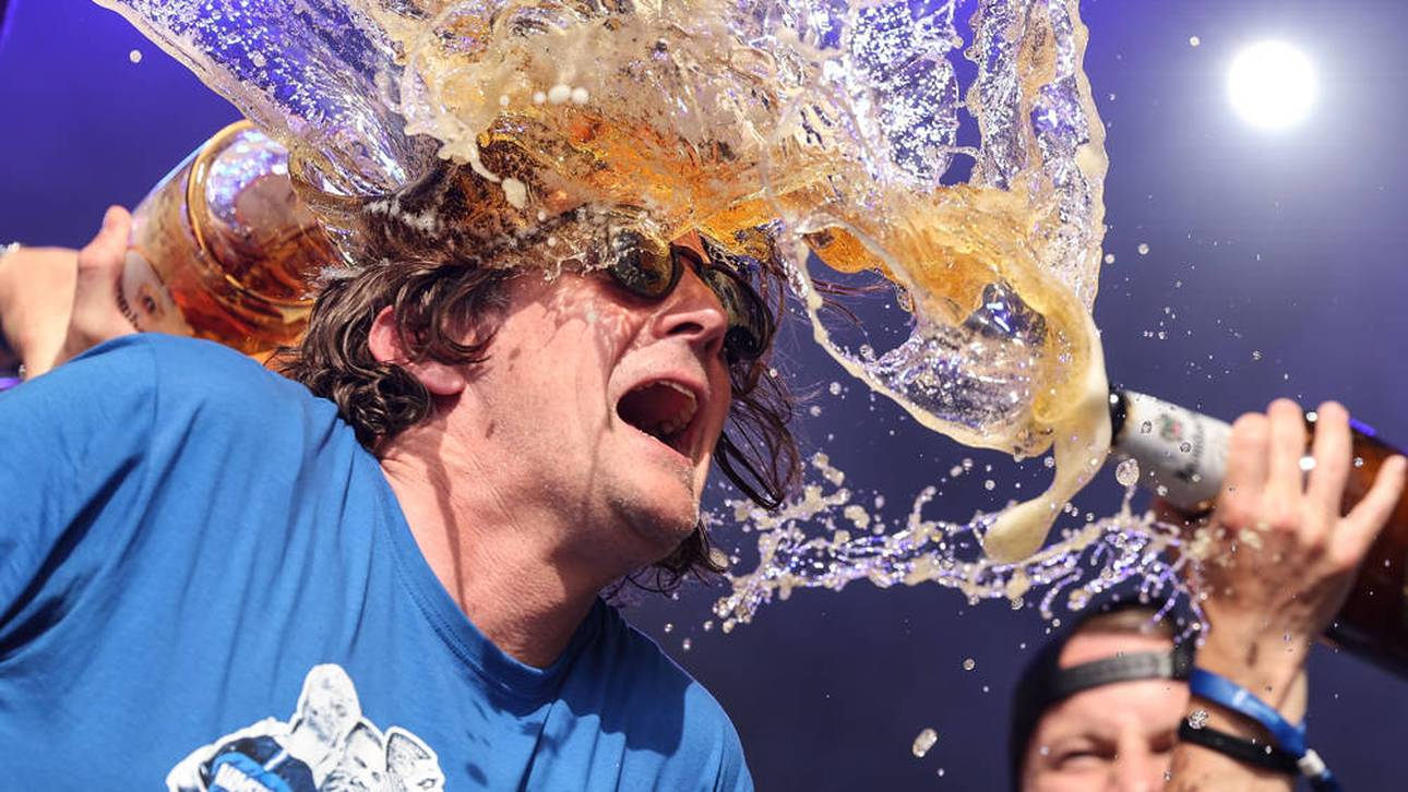 Darmstadt-Manager Carsten Wehlmann bekommt eine Bierdusche