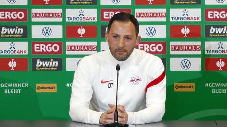 Von den verbliebenen vier Teams wird Leipzig als Favorit auf den Sieg im DFB-Pokal gesehen, das weiß auch Domenico Tedesco. Doch auch die anderen Klubs dürfe man nicht unterschätzen, so der RB-Coach.