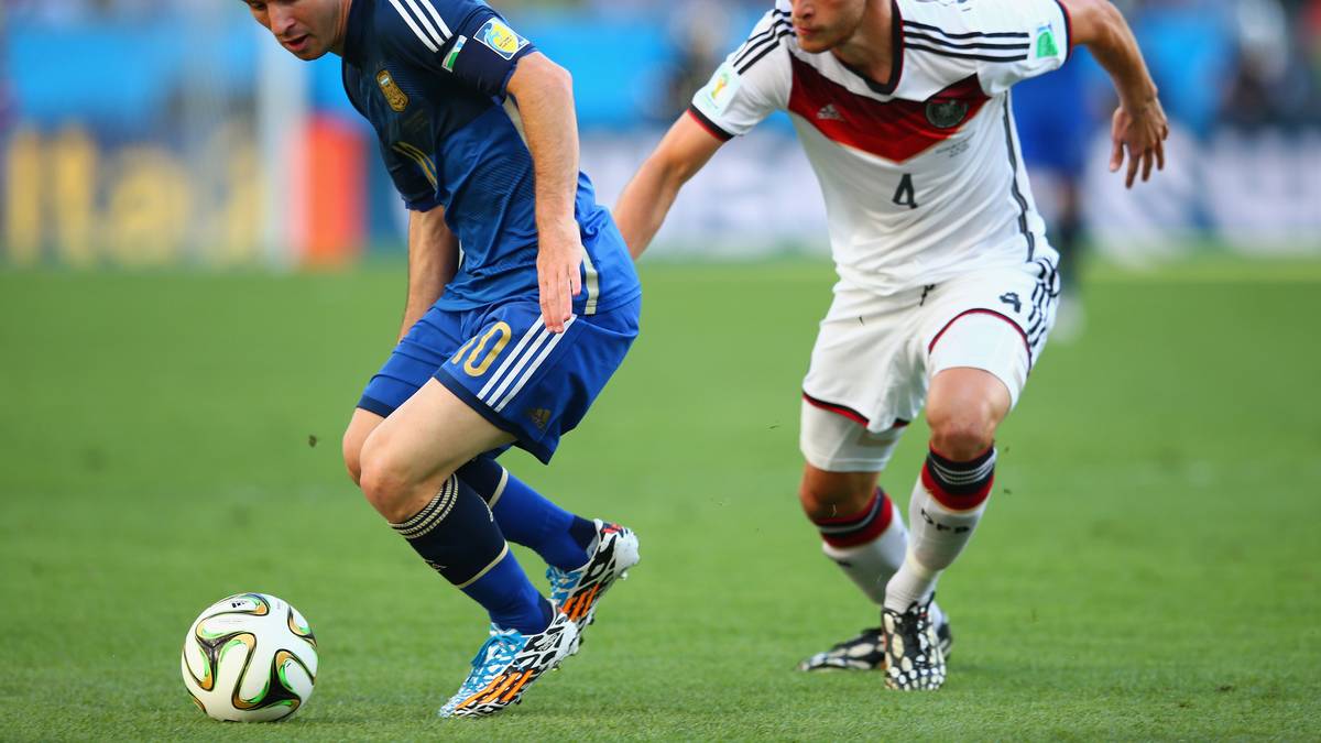 BENEDIKT HÖWEDES: Der Defensivmann galt vor dem Turnier als Streichkandidat. In Brasilien spielte er schließlich jede Minute, und das auf der ungewohnten Linksverteidiger-Position.