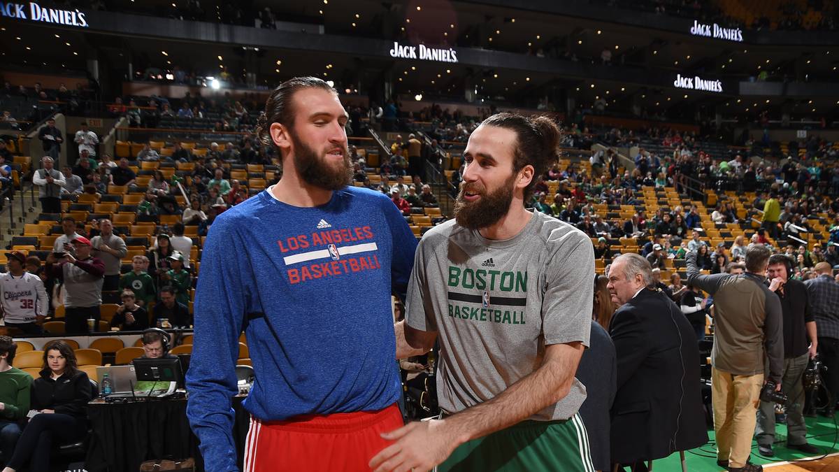 James Harden wird immer mehr zur Stilikone der NBA. Der MVP-Kandidat inspiriert augenscheinlich Spencer Hawes von den L.A. Clippers (l.) und Gigi Datome (Boston Celtics) ihrem Bartwuchs freien Lauf zu lassen. Hauptsache sie verheddern sich im Spiel dann nicht