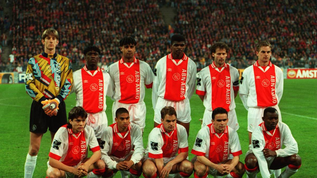 Der Anfang großer Fußballkarrieren: Edwin van der Sar, Clarence Seedorf, die de Boer-Zwillinge oder Marc Overmars gehören allesamt zur Siegermannschaft von 1995 (Teamfoto vor dem Halbfinale gegen Bayern)