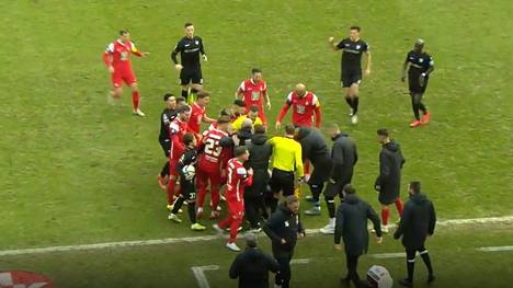 Beim Topspiel der dritten Liga zwischen dem 1. FC Kaiserslautern und dem 1. FC Magdeburg gab es am Ende keinen Sieger. Dafür gerieten die Akteure aber in einer Rudelbildung aneinander.  