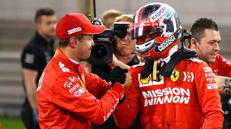 Sebastian Vettel (links) gratuliert Ferrari-Teamkollege Charles Leclerc zu seiner ersten Pole