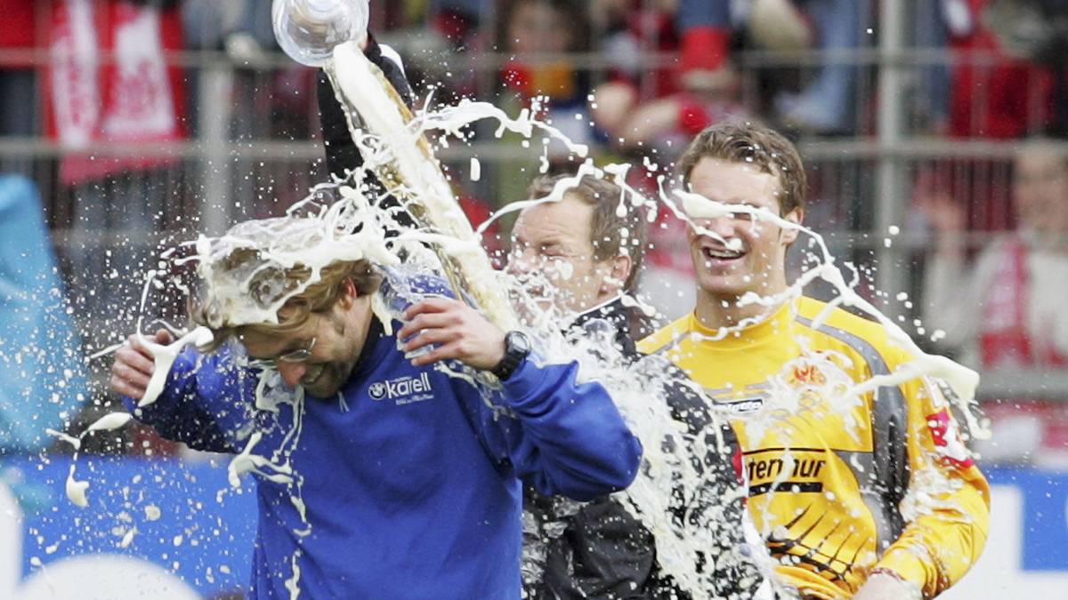 In der Bundesliga geht Klopps famoser Lauf weiter, hier wird er von seinen Spielern nach einem Sieg über Bayern gefeiert. Aufsteiger Mainz wird zweimal Elfter und zieht 2005 über die Fairplay-Wertung sogar in den UEFA-Cup ein. Klopps Truppe scheitert dort am späteren Titelträger Sevilla