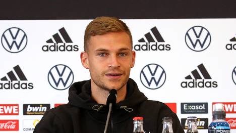 Vor dem UEFA Nations Legaue-Spiel gegen Italien äußert sich Joshua Kimmich über die Vertragssituation von Serge Gnabry beim FC Bayern München und die Bedeutung eines möglichen Wechsels. 