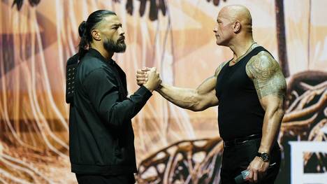 Roman Reigns (l.) und Dwayne "The Rock" Johnson treten bei WWE WrestleMania 40 als Duo an