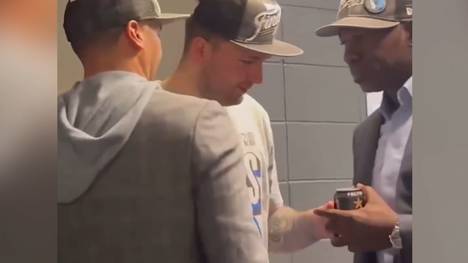 Luka Doncic bringt die Dallas Mavericks mit einem weiteren Sahnetag in die NBA-Finals. Nach dem entscheidenden Sieg in Spiel 5 will der Superstar ein Bier als Belohnung genießen - wird dann aber ausgebremst.